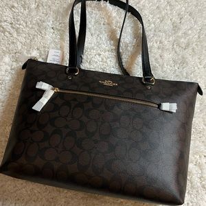 👛 NWT Coach Signature Gallery Tote